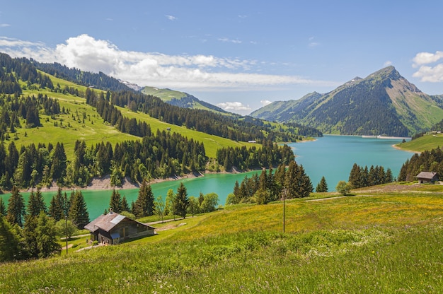 Hermosa vista de un lago rodeado de montañas en el lago Longrin y la presa Suiza, Swissalps