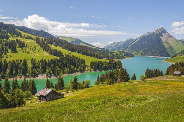 Hermosa vista de un lago rodeado de montañas en el lago Longrin y la presa Suiza, Swissalps