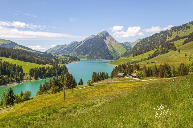 Hermosa vista de un lago rodeado por montañas en el lago Longrin y la presa Suiza, Swissalps