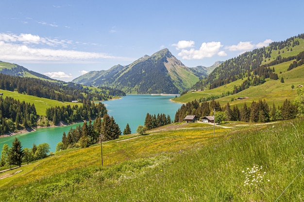 Hermosa vista de un lago rodeado por montañas en el lago Longrin y la presa Suiza, Swissalps