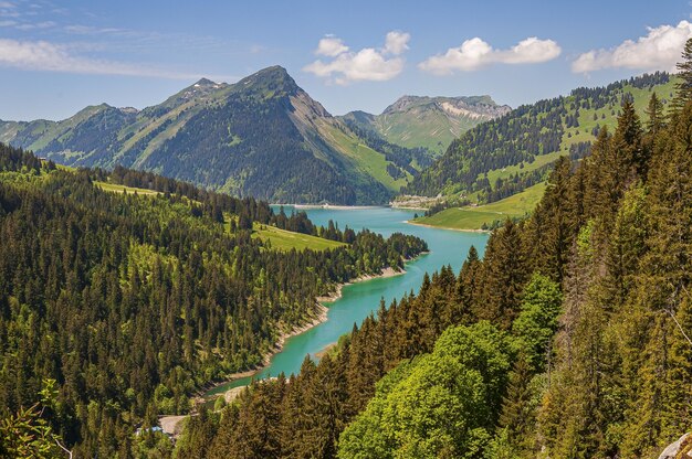 Hermosa vista de un lago rodeado por montañas en el lago Longrin y la presa Suiza, Swissalps