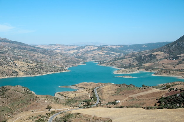 Foto gratuita hermosa vista del lago turquesa cerca de zahara de la sierra, parque natural de grazalema, españa