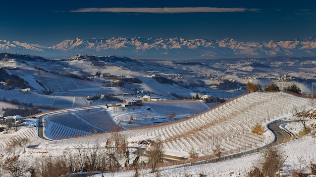 Hermosa vista de langhe piamonte italia cubierto de nieve