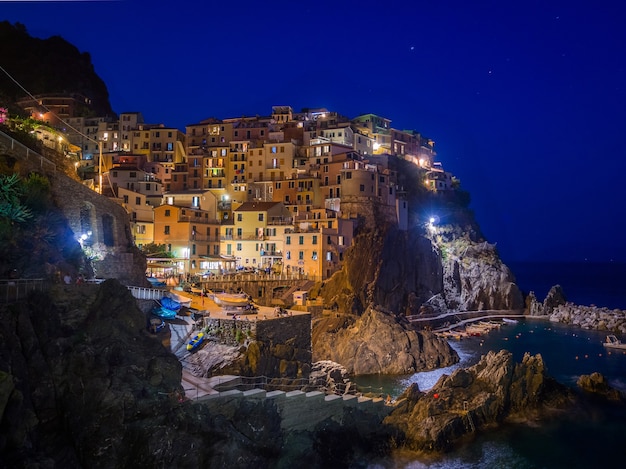 Foto gratuita hermosa vista de las luces en la ciudad de manarola cinque terre italia