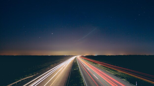 Hermosa vista de las luces de transporte en la carretera por la noche