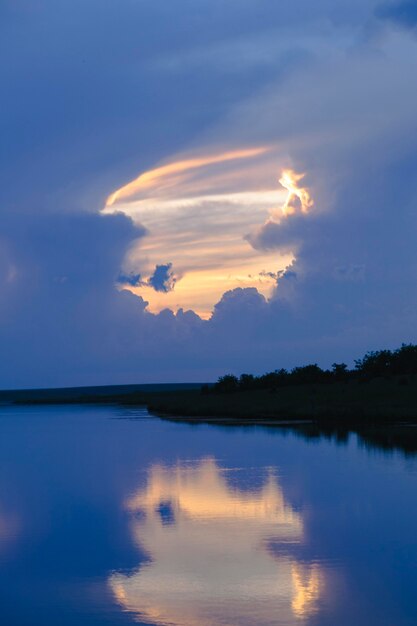 Hermosa vista de la luz del amanecer