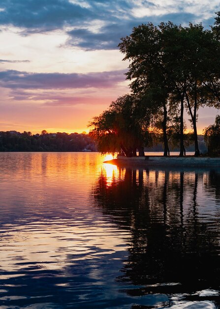 Hermosa vista de la luz del atardecer