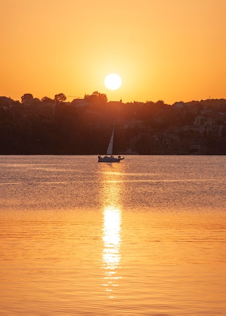 Hermosa vista de la luz del atardecer