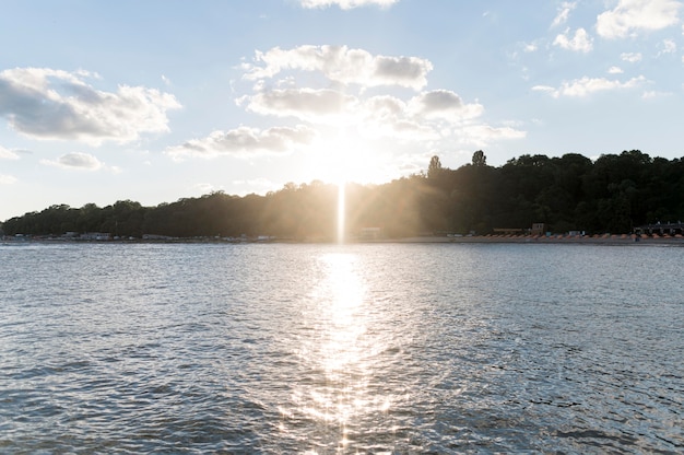 Hermosa vista de la luz del sol en el agua