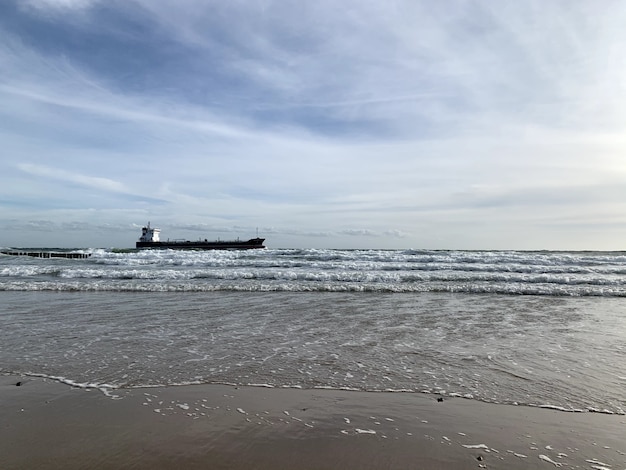 Hermosa vista desde un mar con un barco en el horizonte