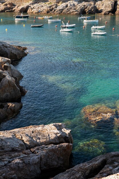 Hermosa vista con mar y barcos.