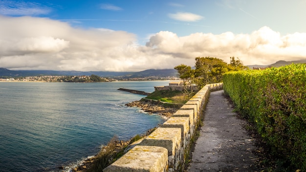 Hermosa vista del mar en calma cerca del municipio de Bayona en España