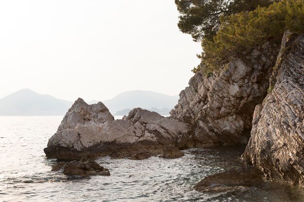 Hermosa vista del mar en montenegro