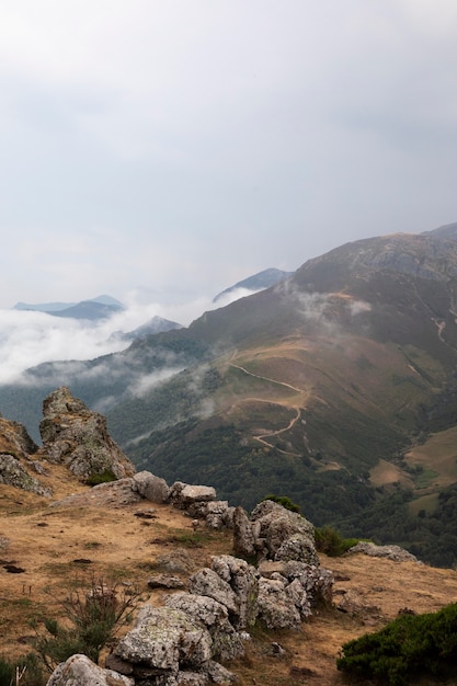 Hermosa vista a la montaña con cielo nublado