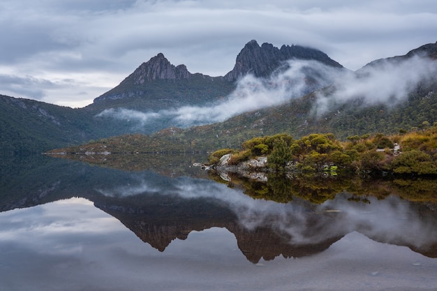 Hermosa vista de la montaña Cradle vista desde Dove Lake, Tasmania