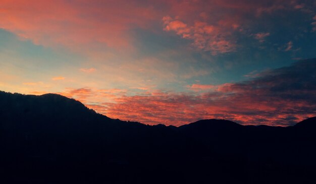 Hermosa vista de la montaña durante la puesta de sol