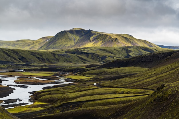 Hermosa vista de una montaña en la región de las Tierras Altas de Islandia con un nublado cielo gris