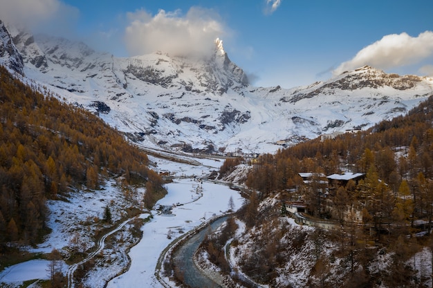 Hermosa vista de las montañas y el bosque cubierto de nieve blanca durante el invierno