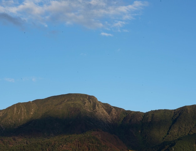 Hermosa vista de las montañas debajo del cielo azul claro