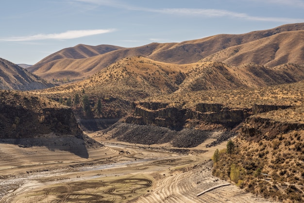 Hermosa vista de las montañas del desierto cubiertas de arbustos secos con un cielo azul