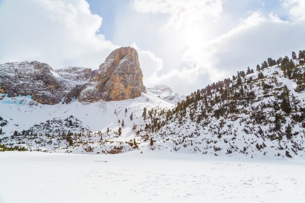 Hermosa vista de las montañas nevadas de los Alpes bajo el cielo nublado