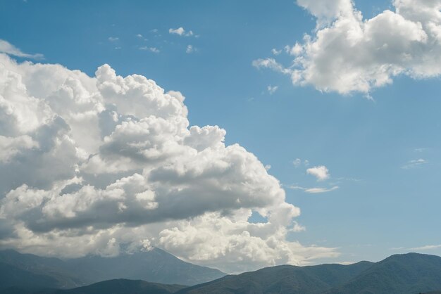 Hermosa vista de las montañas y las nubes cúmulos en la postal del tiempo de viaje del Mar Egeo para el fondo o el protector de pantalla