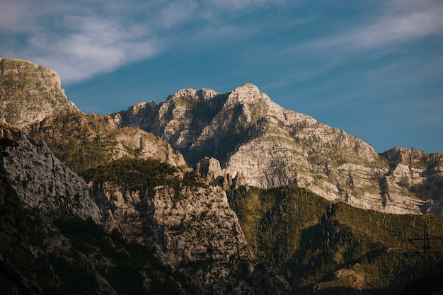 Foto gratuita hermosa vista de las montañas rocosas cerca de mostar, bosnia y herzegovina