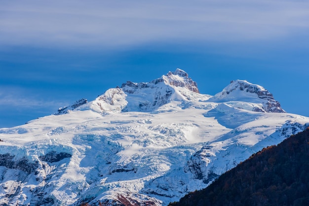 Hermosa vista del nevado estratovolcán Tronador contra el cielo azul en el sur de los Andes