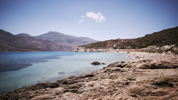 Hermosa vista de Nikouria en la isla de Amorgos, Grecia bajo el cielo azul
