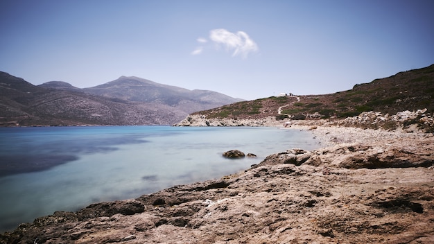 Hermosa vista de Nikouria en la isla de Amorgos, Grecia bajo el cielo azul