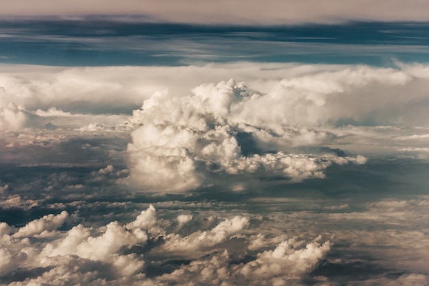 Hermosa vista de nubes blancas durante la puesta de sol