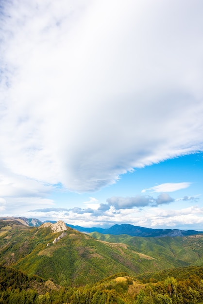 Hermosa vista de un paisaje con las montañas Apuseni y vegetación en Rumania