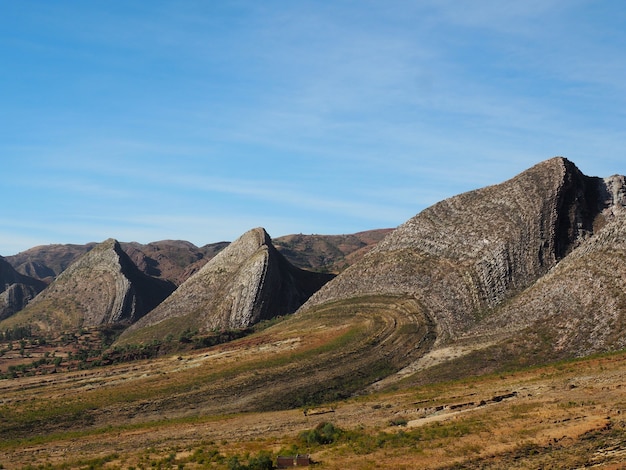 Hermosa vista de un paisaje montañoso durante el día.