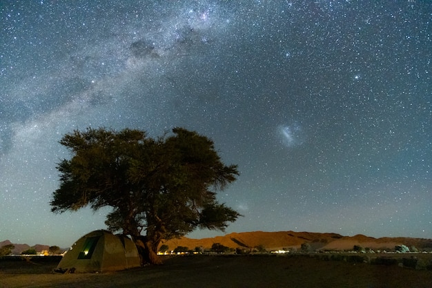 Hermosa vista del paisaje nocturno de la Vía Láctea y el núcleo galáctico sobre el Parque Nacional Etosha Camping, Namibia