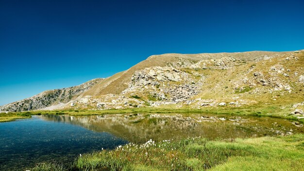 Hermosa vista del paisaje de un pequeño lago de montaña en un valle de la Riviera francesa