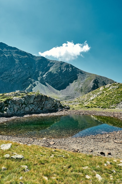 Hermosa vista del paisaje de un pequeño lago rodeado de montañas en un valle de la Riviera francesa