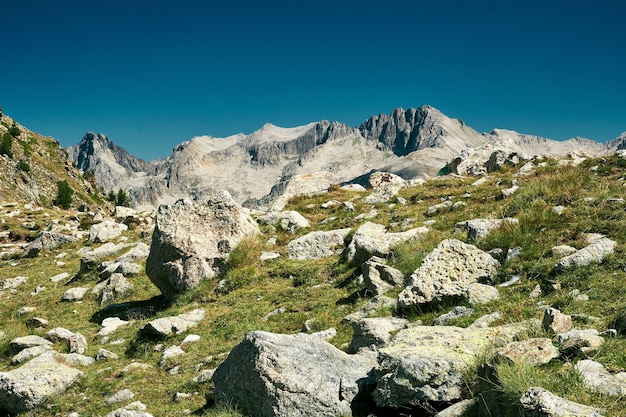 Hermosa vista del paisaje rocoso en el campo de la Riviera francesa