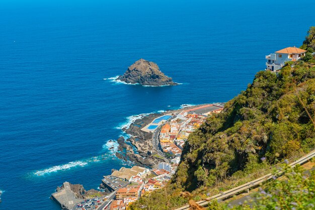 Hermosa vista panorámica de una acogedora ciudad de Garachico en la costa del océano desde la alta montaña