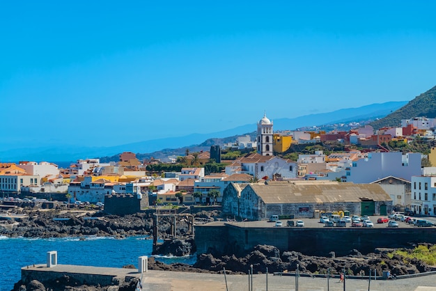 Hermosa vista panorámica de una acogedora ciudad de Garachico en la orilla del océano