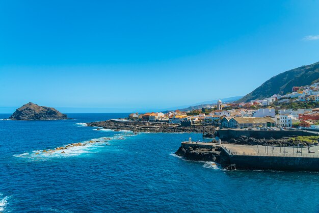 Hermosa vista panorámica de una acogedora ciudad de Garachico en la orilla del océano