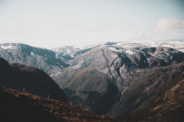 Foto gratuita hermosa vista panorámica de las enormes montañas escandinavas en la temporada de otoño.