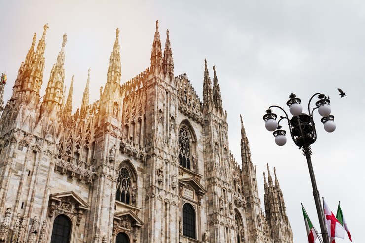 Hermosa vista panorámica de la plaza Duomo en Milán con farola grande. Italia.