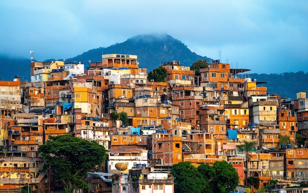 Hermosa vista de un pequeño pueblo en las montañas durante la puesta de sol en Brasil