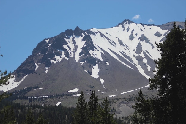 Hermosa vista del pico Lassen en la nieve del invierno en el Parque Nacional Volcánico Lassen, California