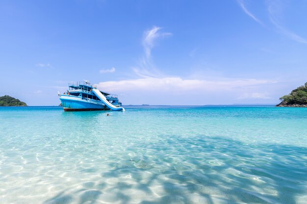 Hermosa vista a la playa en la isla de Koh Chang y en un barco turístico para el paisaje marino de los turistas.