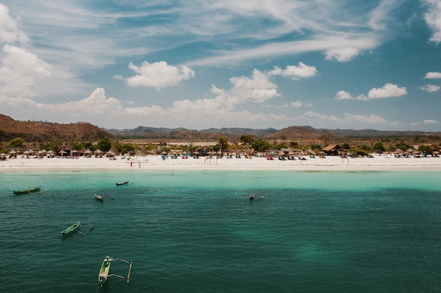 Hermosa vista de la playa y las montañas en Lombok, Indonesia