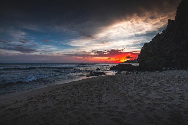 Hermosa vista de la playa y el océano ondulado al atardecer capturado en Lombok, Indonesia