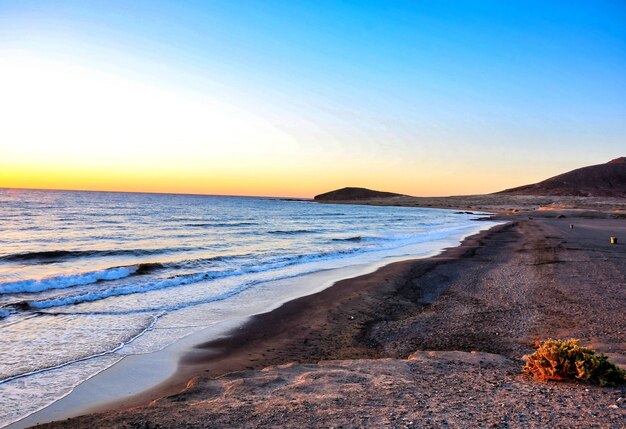 Hermosa vista de la playa durante la puesta de sol en las Islas Canarias