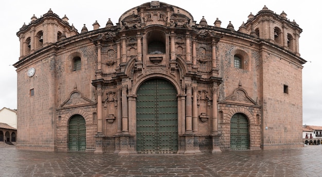 Foto gratuita hermosa vista de la plaza de armas capturada en cusco, perú, en un día nublado