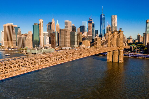 Hermosa vista del puente de Brooklyn y Manhattan al amanecer.